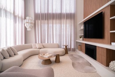 Gebogen banken duwen de rechte bank uit je woonkamer