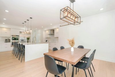 Een cluster hanglampen maakt van je eettafel het middelpunt