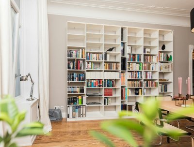 De boekenkast wordt de roomdivider van je woonkamer